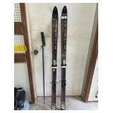 PAIR OF VINTAGE ROSSIGNOL DOWNHILL SKI