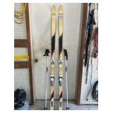 PAIR OF VINTAGE PRE 1200 DOWNHILL SKIS OUT OF SUN