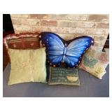 SELECTION OF 5 VINTAGE DECORATIVE THROW PILLOWS