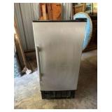 SMALL ICEMAKER  BY EVERSTAR APPLIANCES; MODEL#