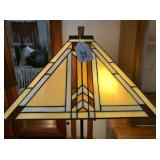 NICE, ARTS & CRAFTS STYLE TABLE LAMP WITH STAINED