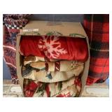 BOX LOT: 5 ASSORTED CHRISTMAS-THEMED BLANKETS /