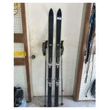 PAIR OF VINTAGE BLACK DOWNHILL SKI