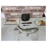 BOX LOT: ASSORTMENT OF FISH Dï¿½COR AND FISHING