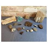 BOX LOT; ASSORTED COLLECTION OF ROCKS, MINERALS