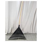 (1) Long-Handled Garden Leaf Rake