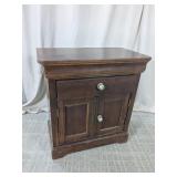 (1) Vaughan-Bassett Wooden Nightstand