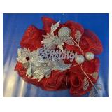 (1) Red Mesh ï¿½Seasonï¿½s Greetingsï¿½ Holiday Wreath