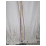 (1) Wooden Handle Garden Lawn Dethatcher Rake