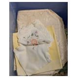 (10+) Vintage Table Linens & Napkins Set