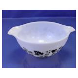 Vintage Pyrex black & white gooseberry #441