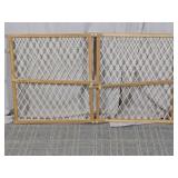 (1) Wooden Expandable Safety Gate