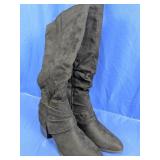 (1) Womenï¿½s Black Tall Boots ï¿½ Size 10 (EU 41)