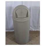 (1) Rubbermaid Swing Top Trash Can