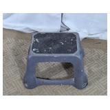 (1) Rubbermaid Roughneck Step Stool