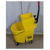 (1) Rubbermaid WaveBrake Mop Bucket