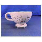 Pfaltzgraff Winterberry Ceramic Pedestal Mug