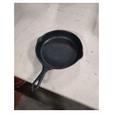 9 1/2 INCH CAST IRON SKILLET WITH SMOKE RING