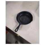 CLASSIC 8 INCH CAST IRON SKILLET