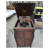 VINTAGE VICTROLA PHONOGRAPH RECORD PLAYER - VICTOR TALKING MACHINE COMPANY