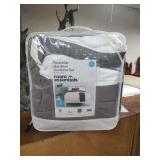ROOM ESSENTIALS FULL/QUEEN COMFORTER