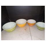 Pyrex Mixing Bowl Set of Four
