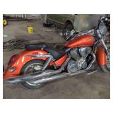 2002 HONDA VTX1800 MOTORCYCLE (HAS TITLE)