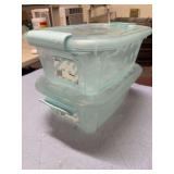 TWO 5.5 QUART BELLA STORAGE CONTAINERS WITH LIDS.