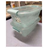 TWO 5.5 QUART BELLA STORAGE CONTAINERS WITH LIDS.