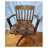 Oak Swivel Bankers Chair w/Seat Cushion