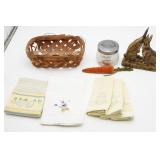 Easter-Themed Decor and Linen Lot