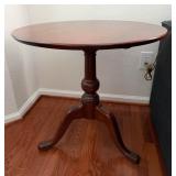 Pedestal Tilt Top Accent Table w/Queen Anne