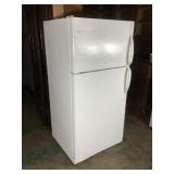 Frigidaire Refrigerator Top Freezer w Ice Maker