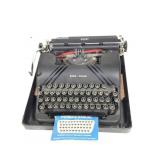 Vtg Smith Corona Portable Typewriter w Case