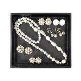 White Beaded Necklace & Clip-On Earrings Weiss +