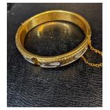 Vakkert Vintage Hinged Bracelet Intricate Gold &