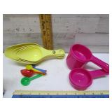 3 SETS OF PLASTIC KITCH MEASURING SPOONS, CUPS, &