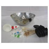 NICE BOWL WITH MEASURING CUPS