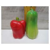 VINTAGE PLASTIC BELL PEPPER SALT & PEPPER