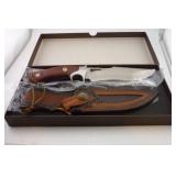NICE NEW HUNTING KNIFE WITH SHEATH