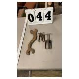 2 small mechanical gear and bearing puller and