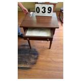 Appears to be a antique American Sheraton-style