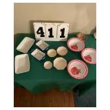 4 measuring cups, 3 apple bowls and 4 blue bowls.