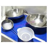 LOT, 5PC, 1 LARGE MIX BOWL & 4 ASST SIZE COLLANDER