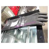 LOT, 2 PCS SHOWA HEAT/CHEMICAL RESISTANT GLOVES