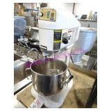 1X, GLOBE SP8 8QT T/T MIXER W/ 2 ATTACHMENTS