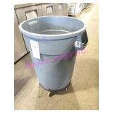 1X, RUBBERMAID BRUTE 32GAL GARBAGE BIN W/ DOLLY