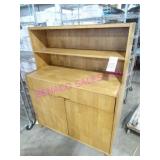 1X, 2DR + DRAWER MAPLE WOOD CAB W/ 2O.H. SHELF