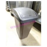 LOT, 4PC SMALL RUBBERMAID TRASH BINS W/ LIDS