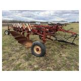 IH 700 Automatic 6 Bottom Pull Type Plow